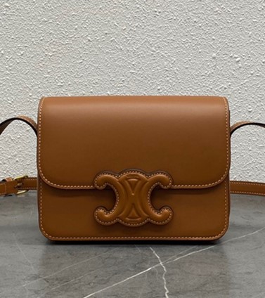 셀린느 샤이니가죽 트리옴페 숄더백 199233 H6