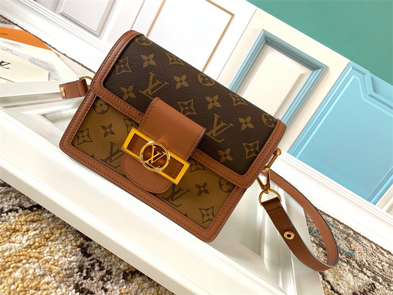 루이비통 미니 도핀 숄더백 M44580