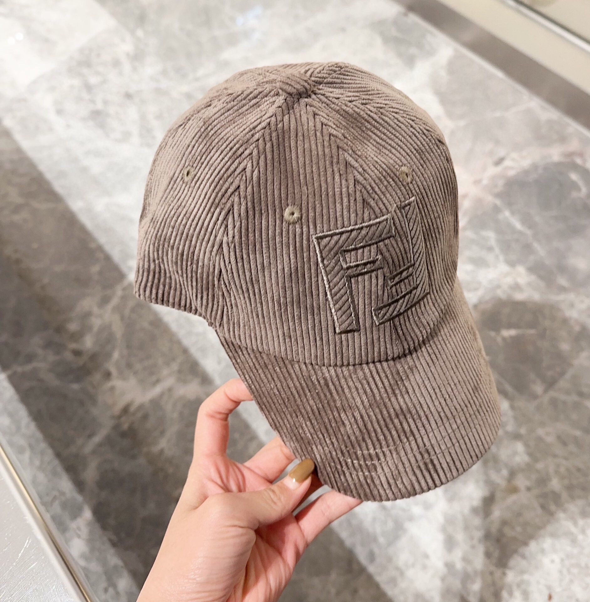 펜디 남여공용 볼캡모자 SN843 SG1-A