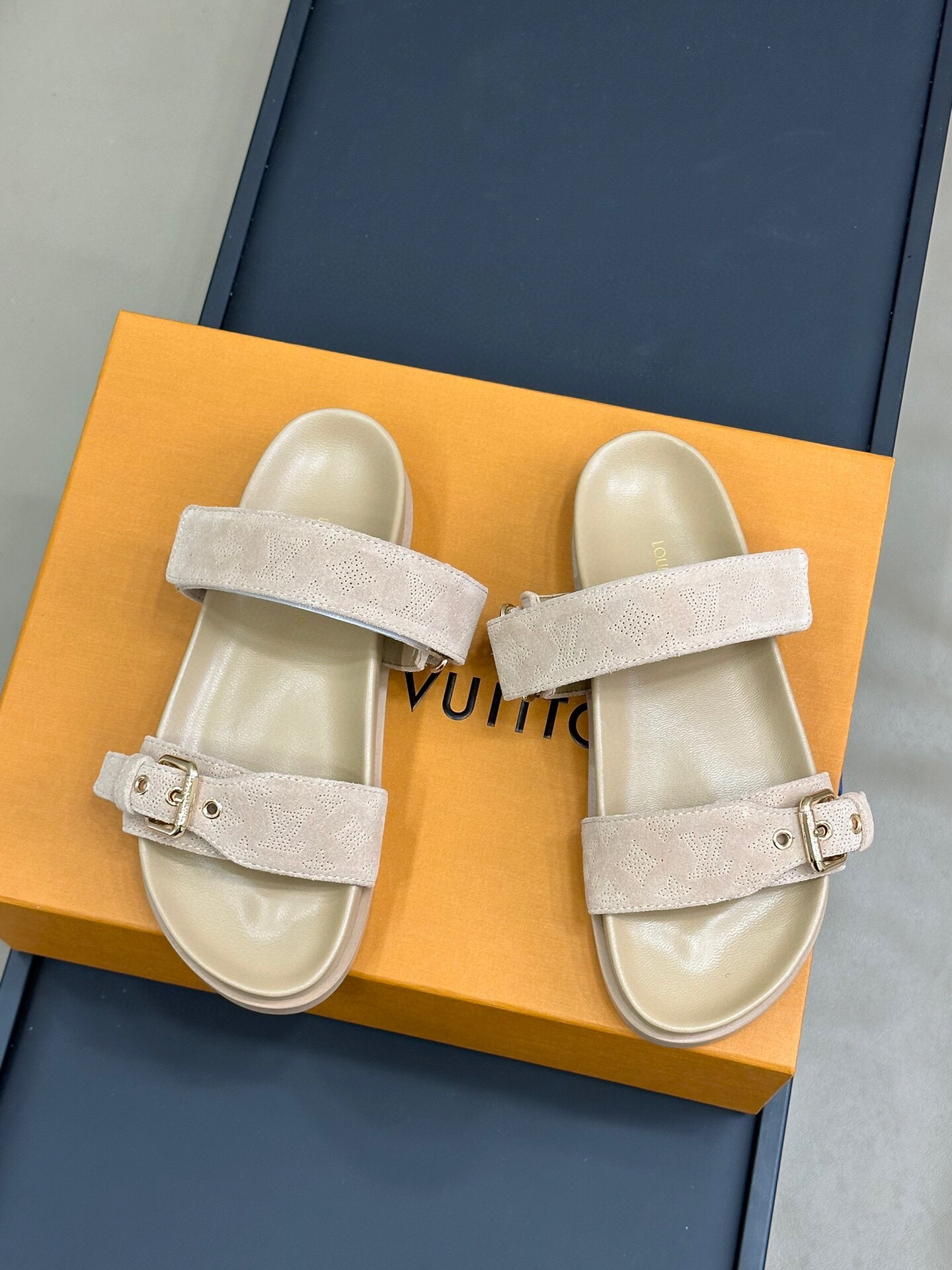루이비통 2024 여성용 슬리퍼 WA4062 DN