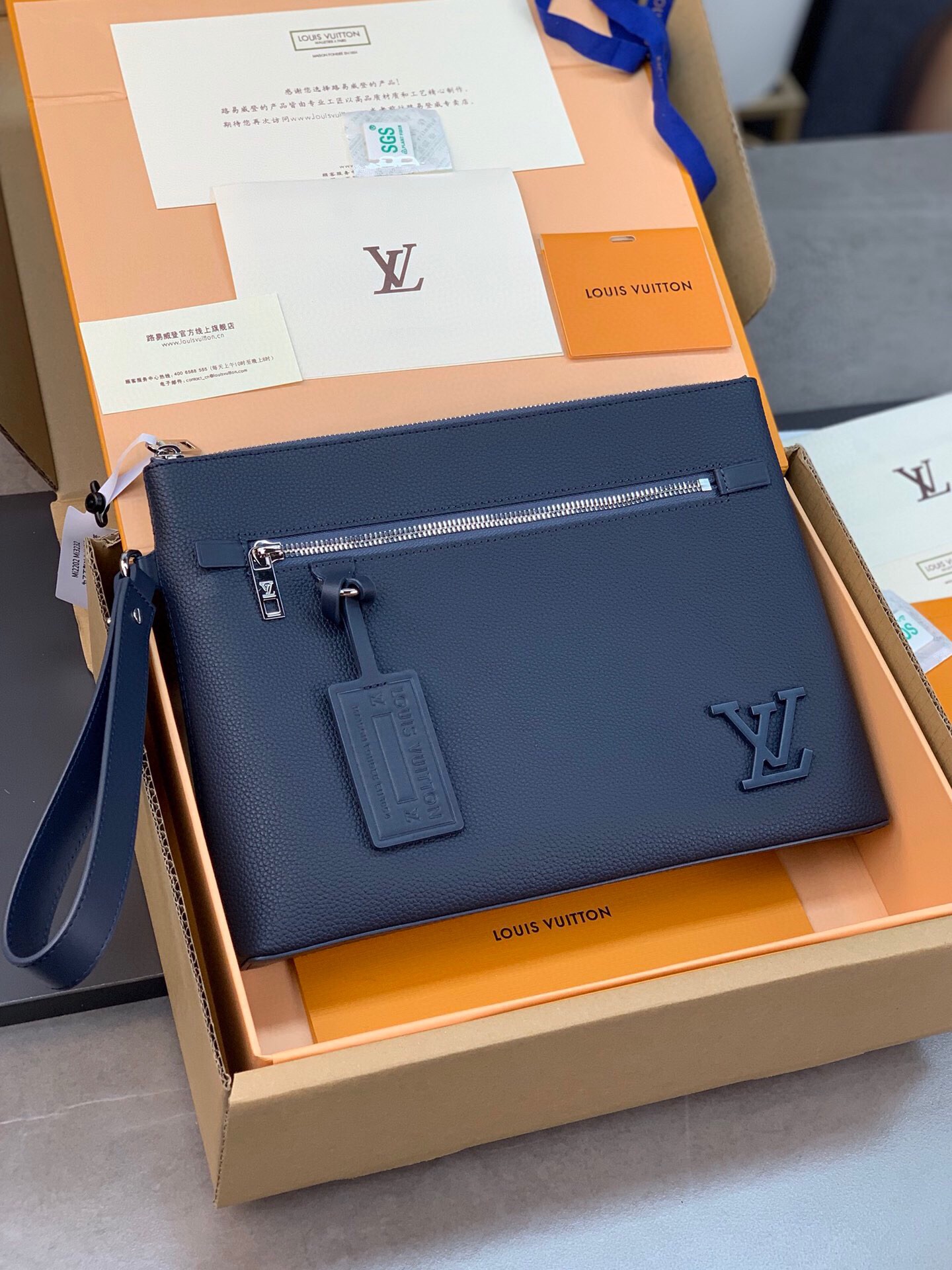 루이비통 아이패드 파우치 클러치 블랙 레더 로고 M69837  GZ