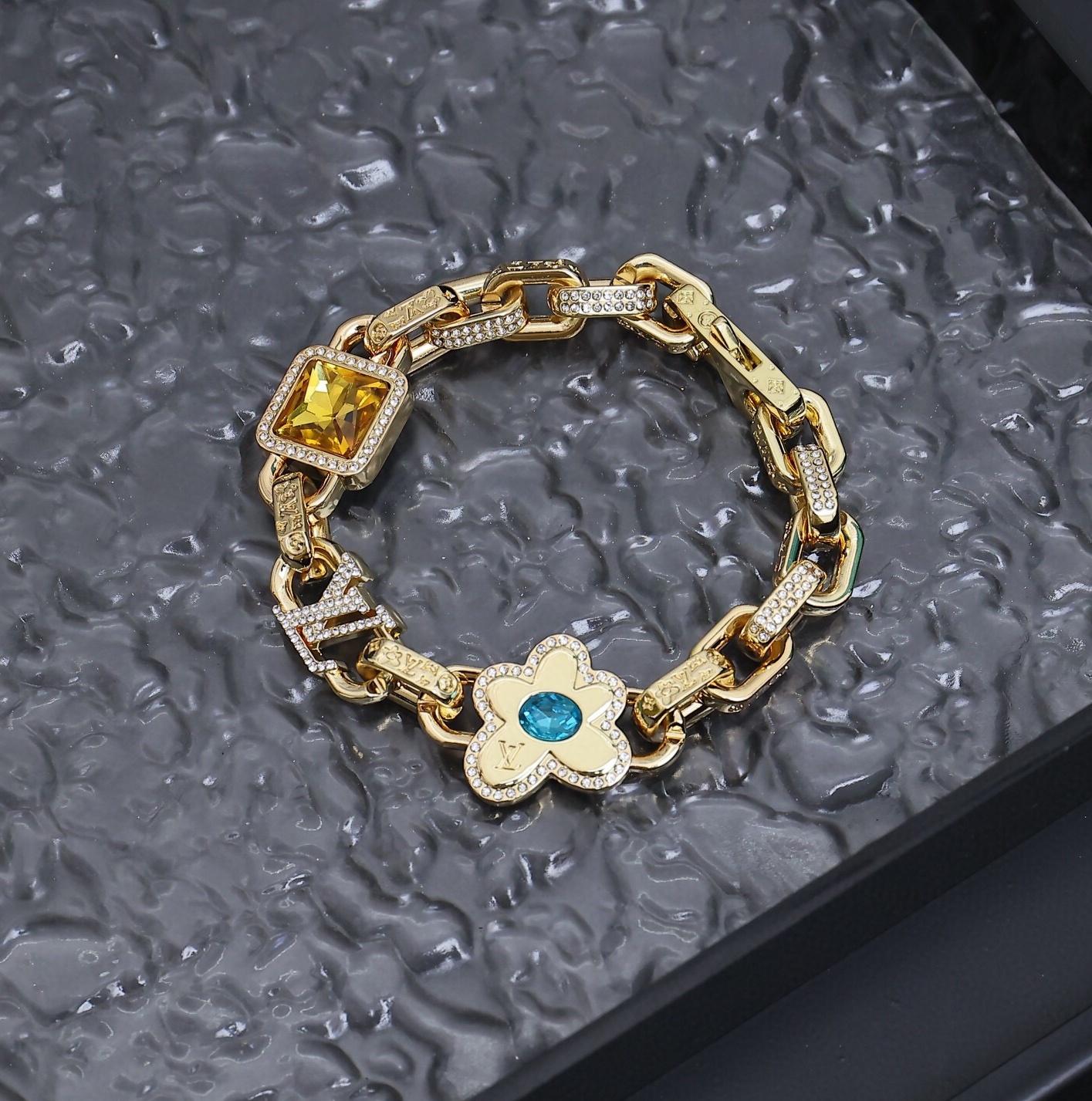 루이비통 24SS 로고 LV 모노그램 골드팔찌 SN907 AGG