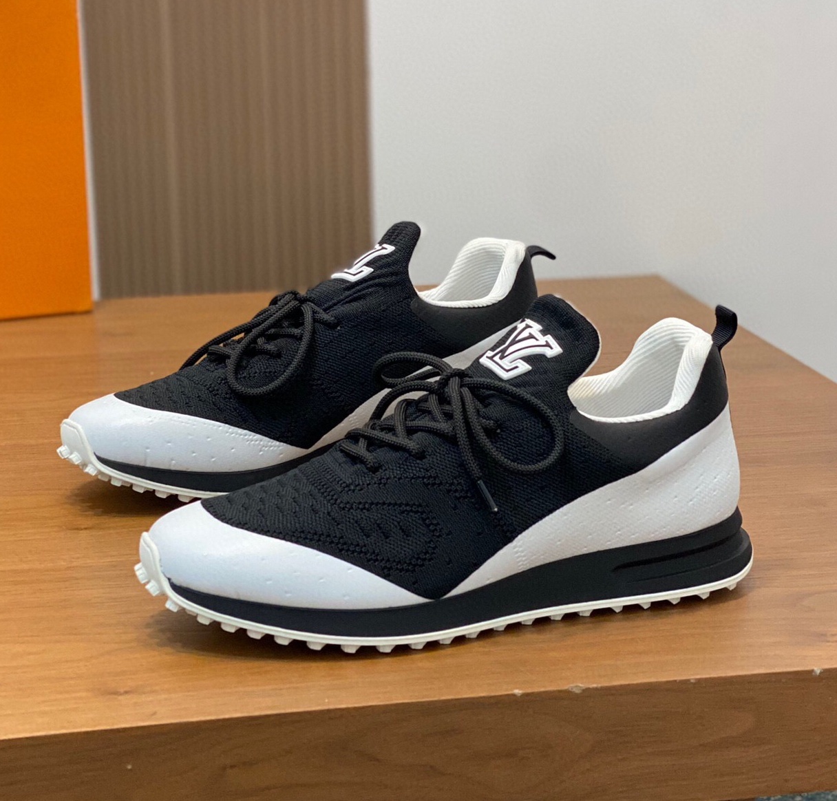 루이비통 2024 남성용 스니커즈 LV662 SH-E