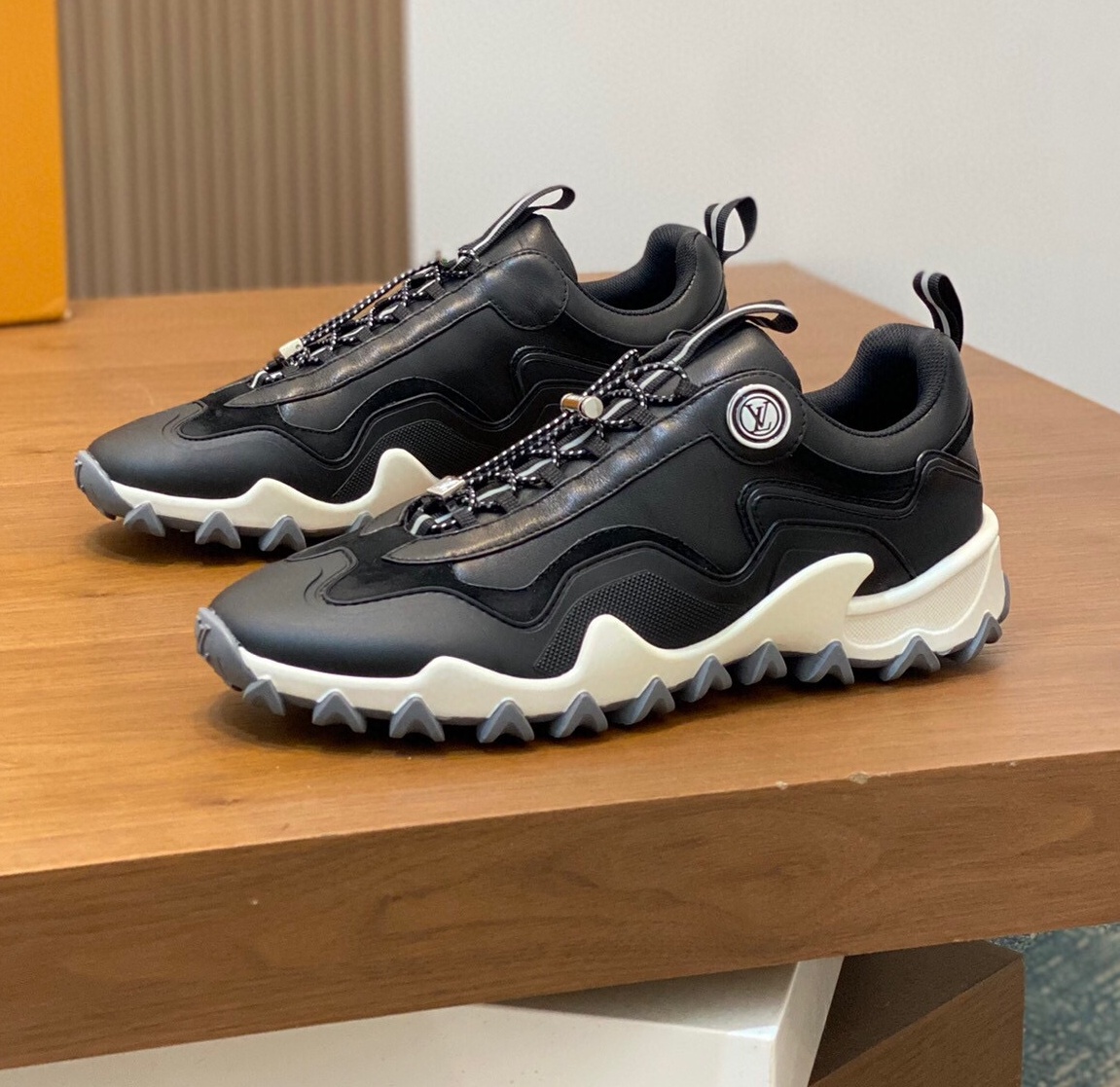 루이비통 2024 남성용 스니커즈 LV667 SH-E