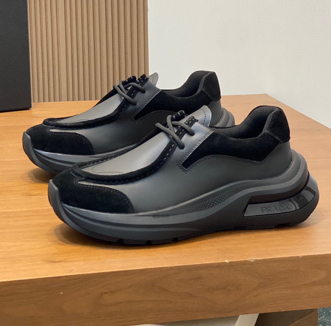 프라다 2024 남성용 스니커즈 PD528 SH-E