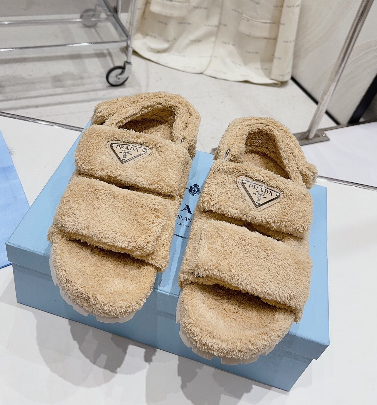 프라다 2024 여성용 울 샌들 WA4586 DN