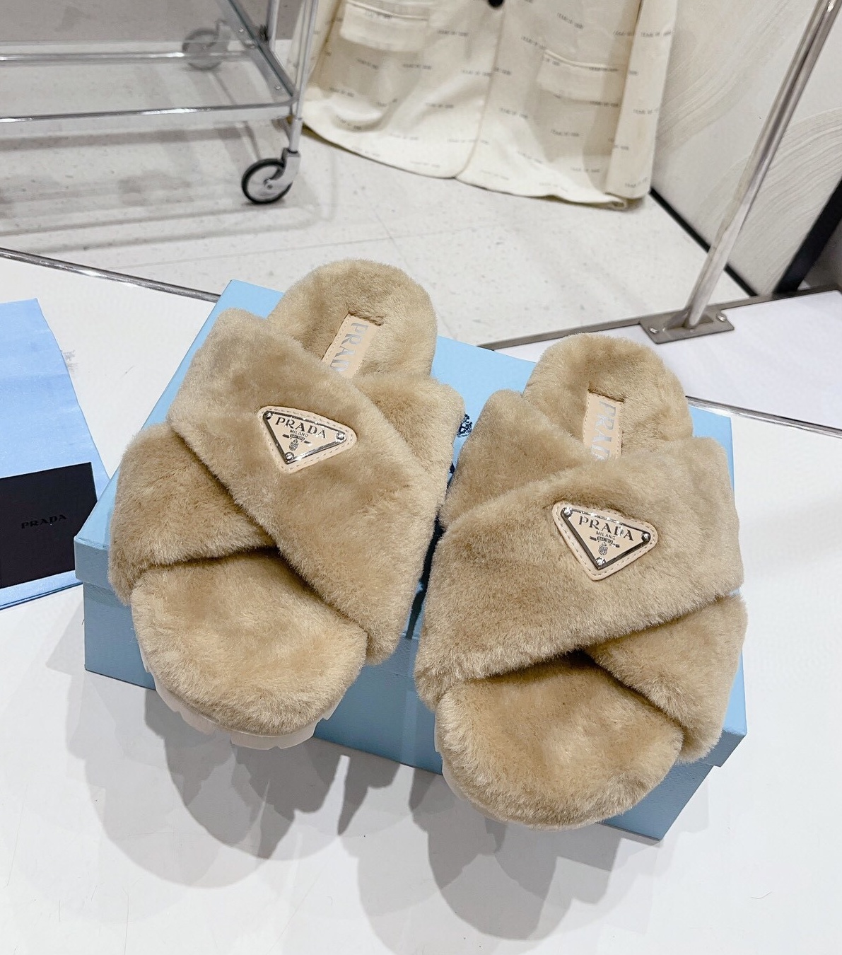 프라다 2024 여성용 울 슬리퍼 WA4596 DN