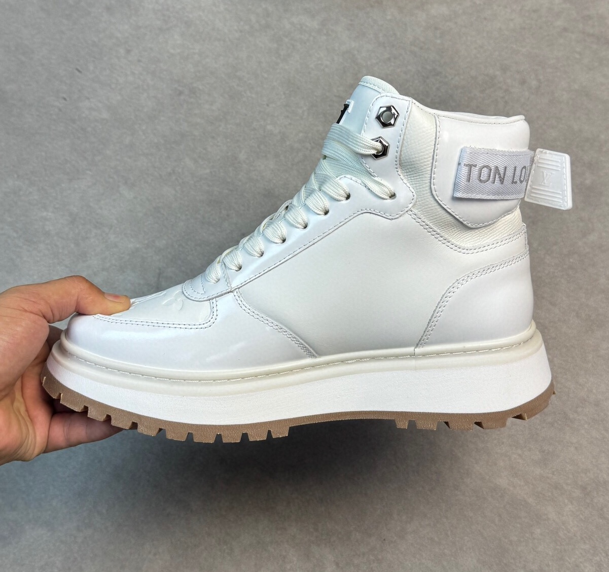 루이비통 2024 남성용 하이탑 LV687 SH-E