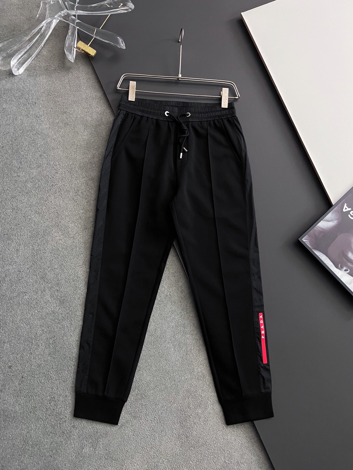 프라다 2025 남성용 추리닝바지 PD1088 YB