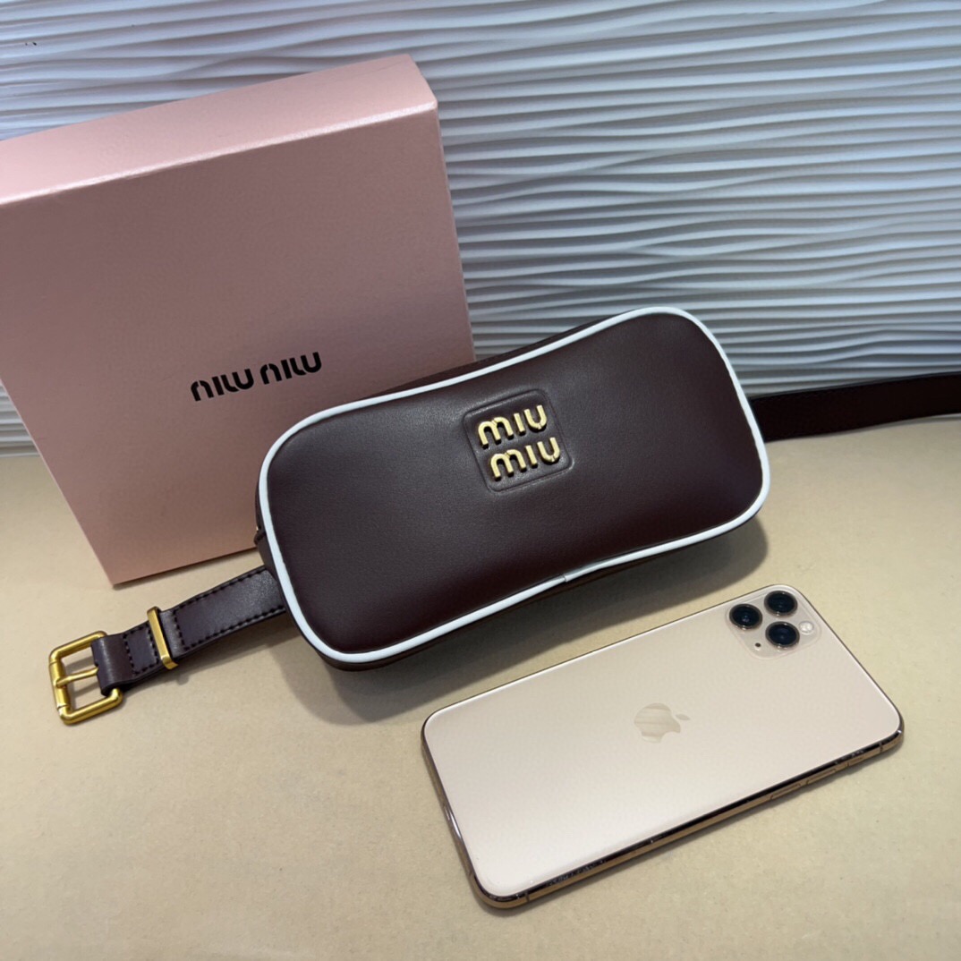 미우미우  미니 벨트백 브라운 NMW