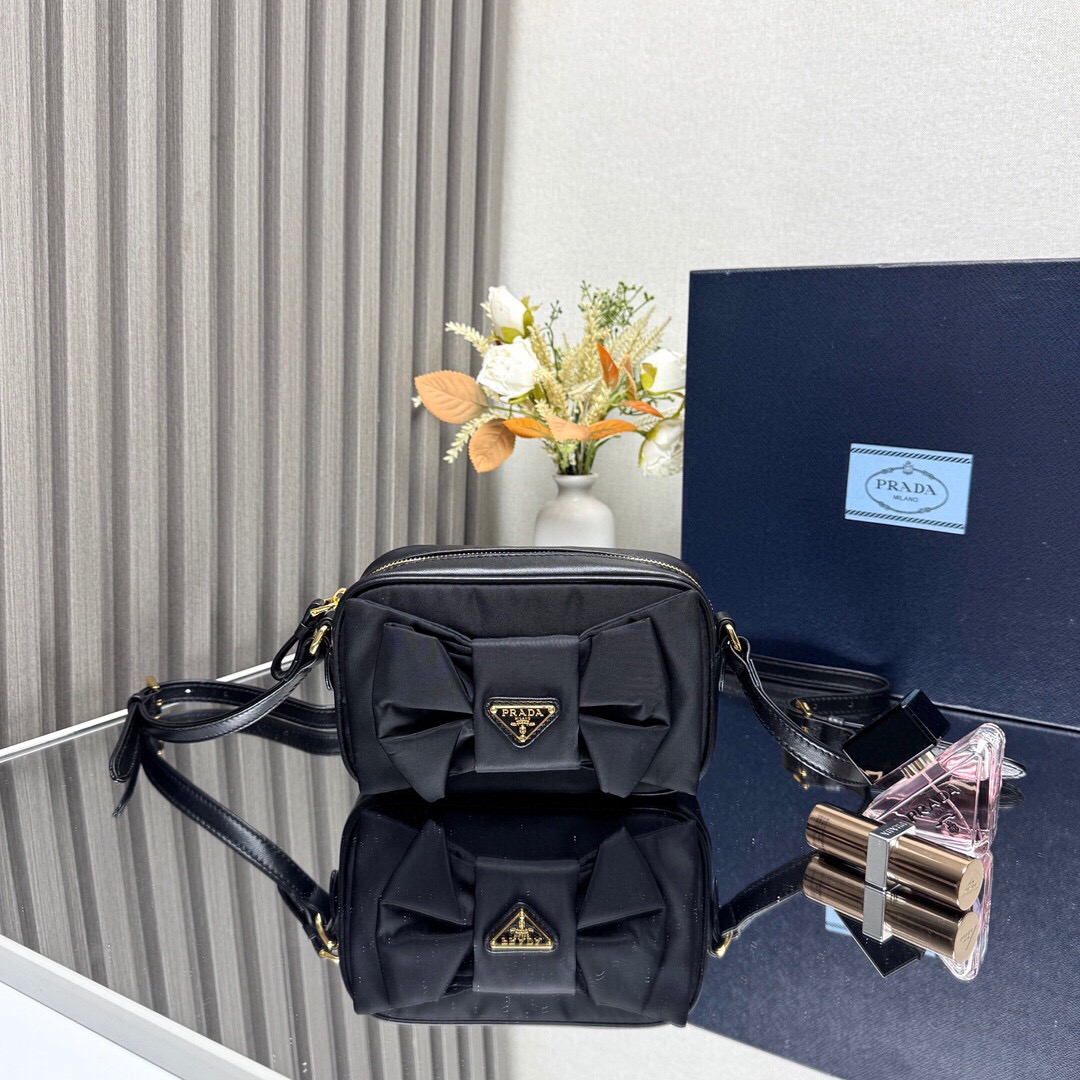 프라다 리나일론 앤 나파 레더 미니 숄더백 보우 카멜 블랙1BH166 NMW