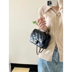 [홍콩명품.CHANEL] 샤넬 핸들 장식의 미니 플랩 백 샤이니 램스킨 & 골드 메탈 블랙 GD