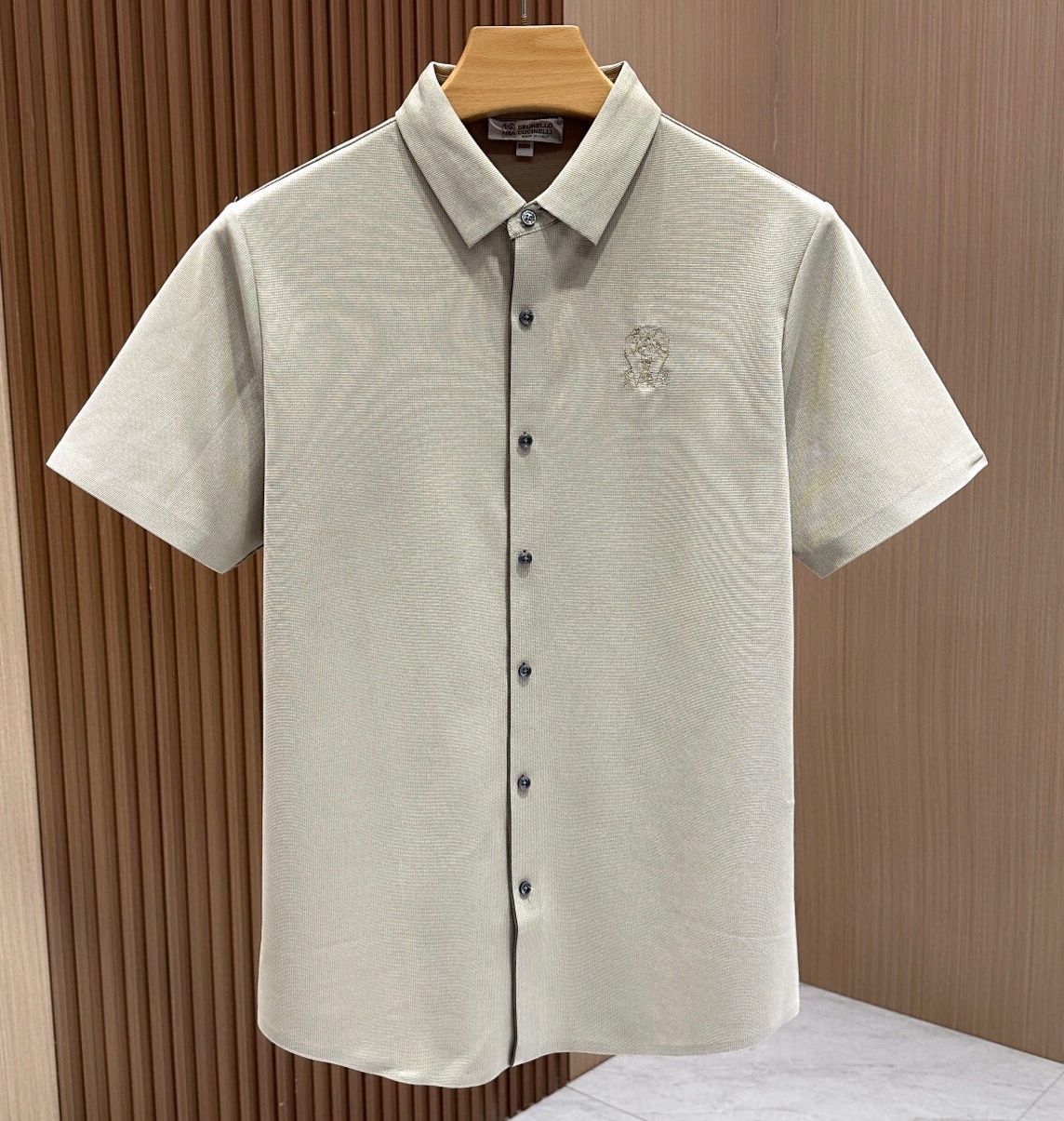 [홍콩명품.BRUNELLO CUCINELLI]브루넬로 쿠치넬리 2025 남성용 반팔셔츠 BL1164 HD 홍콩명품의류,구매대행,온라인명품