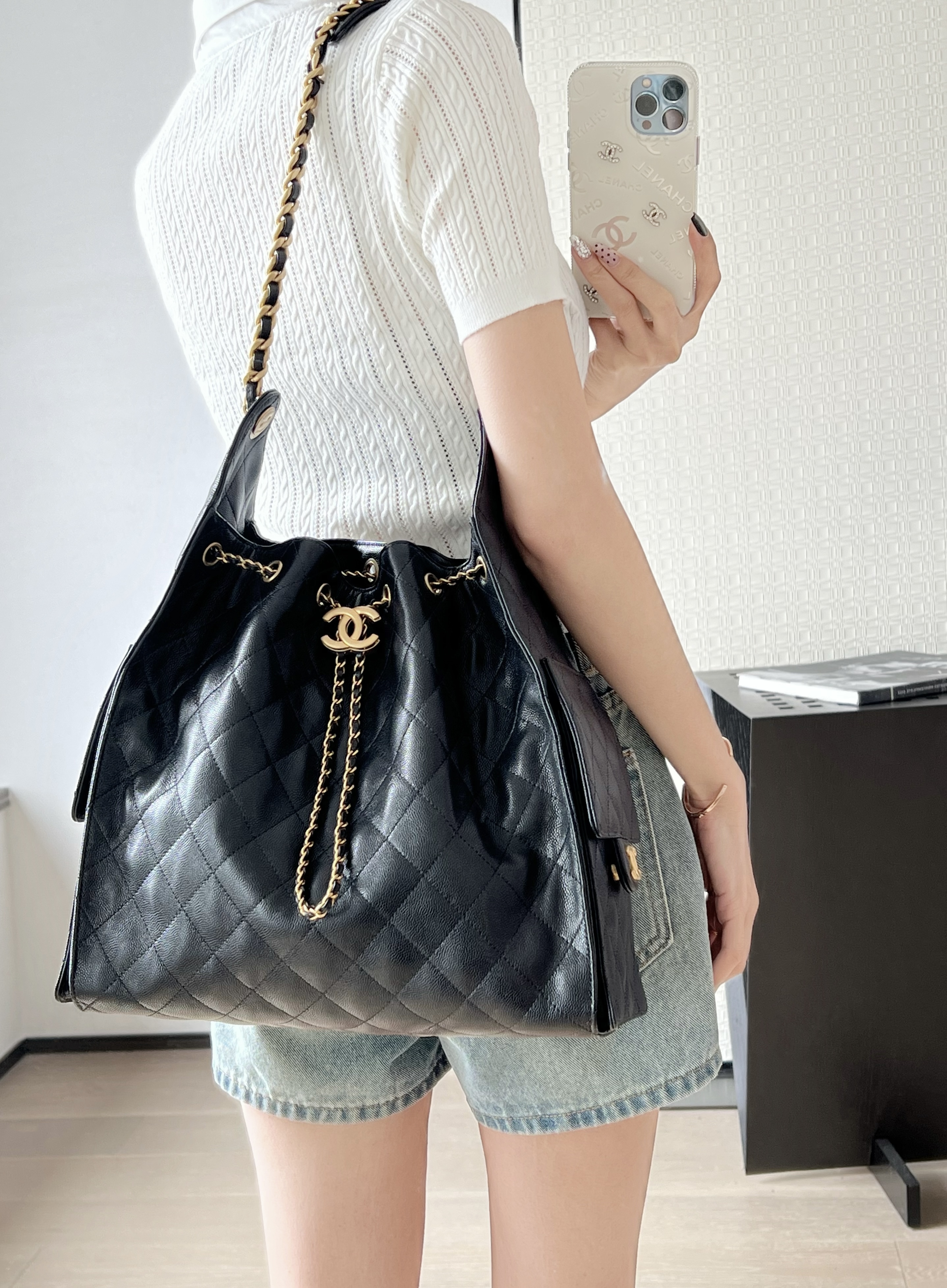 [홍콩명품.CHANEL]샤넬 NEW 25백 호보백 캐비어 블랙 금장 미듐