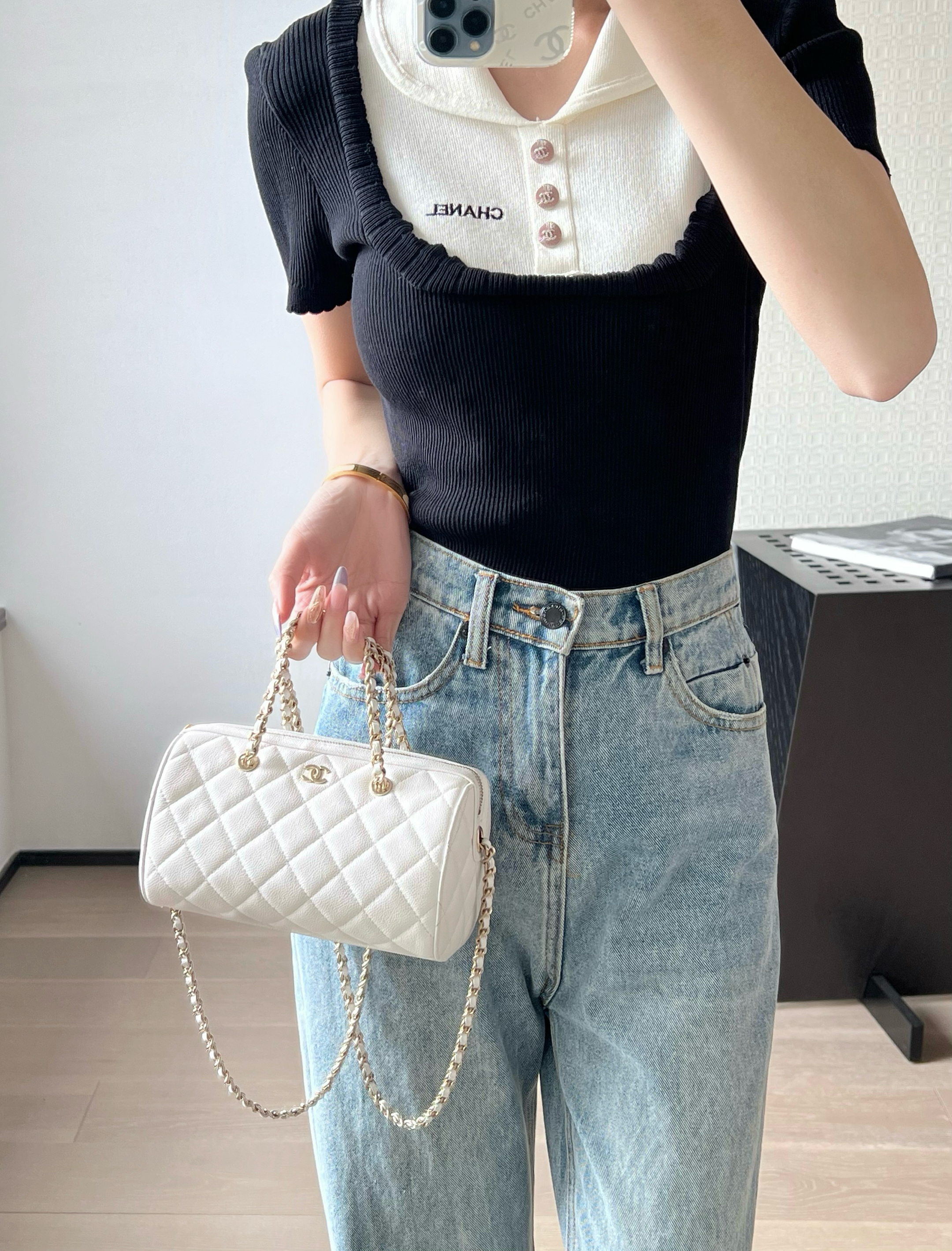 [홍콩명품.CHANEL] 샤넬 25P 클래식 핸들 체인 보스톤 원통백 캐비어 화이트 금장