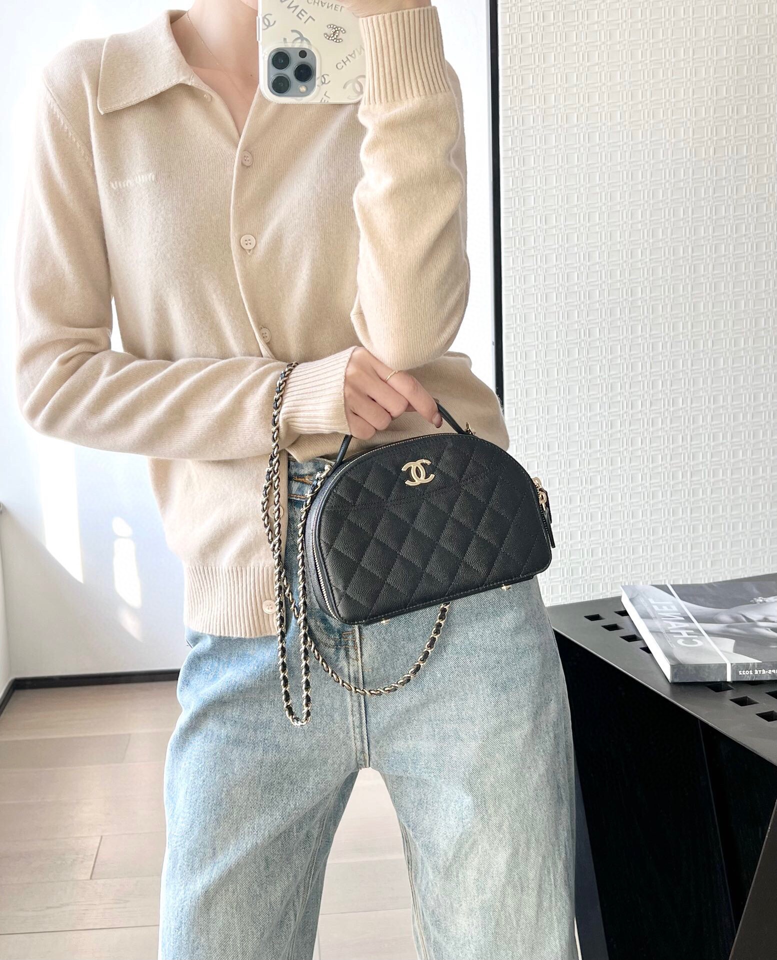 [홍콩명품.CHANEL] 샤넬 25c 하프문 탑핸들 AP4438
