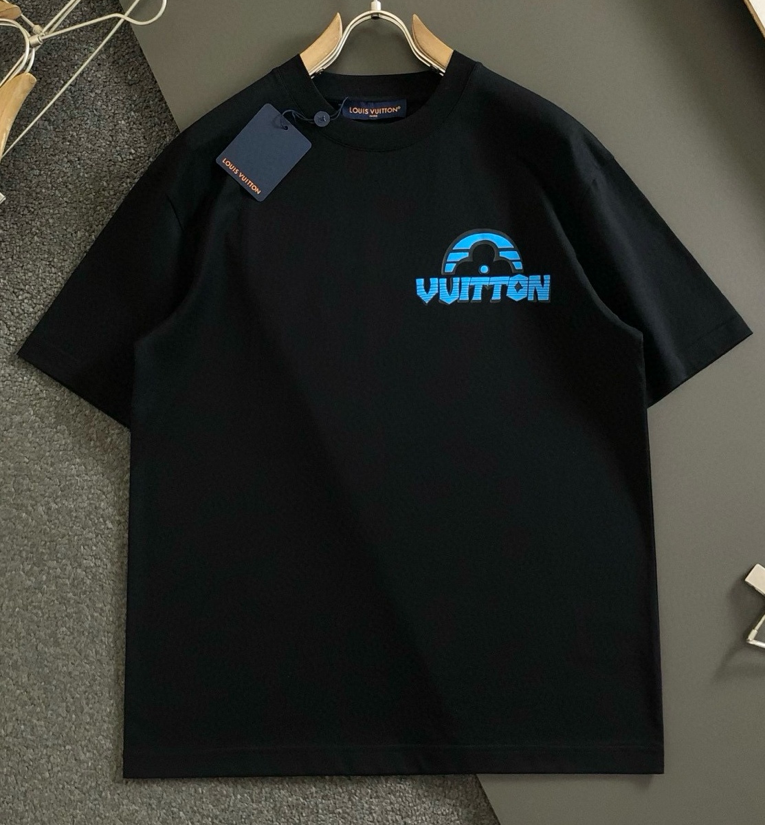 [홍콩명품.LOUIS VUITTON] 루이비통 2025 남성용 반팔 LV1843 HD 2컬러 홍콩명품의류,구매대행,온라인명품
