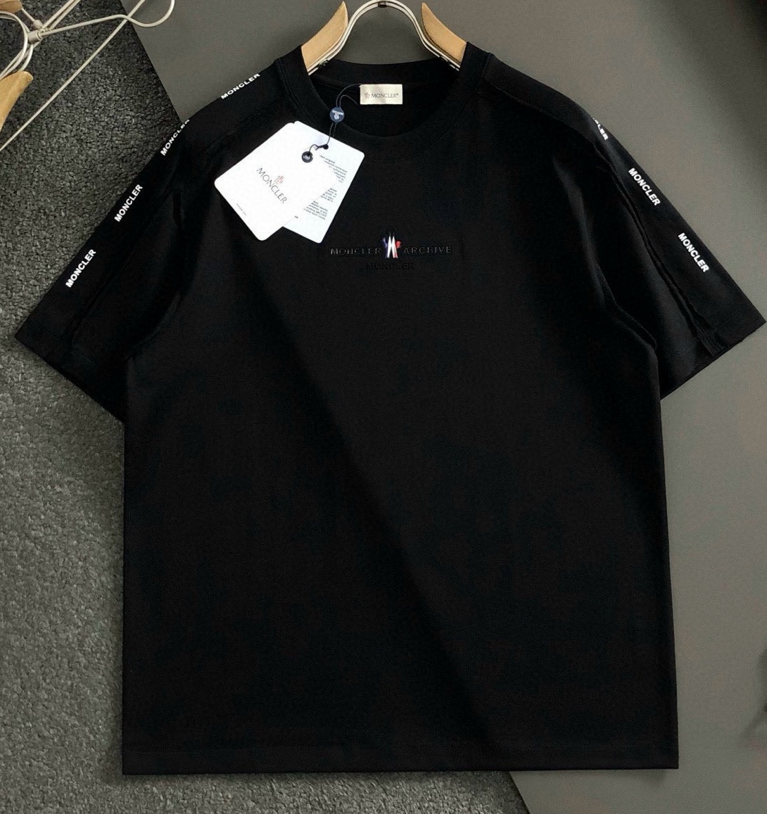 [홍콩명품.MONCLER] 몽클레어 2025 남성용 반팔티 MQ1277 YB 홍콩명품의류,구매대행,온라인명품