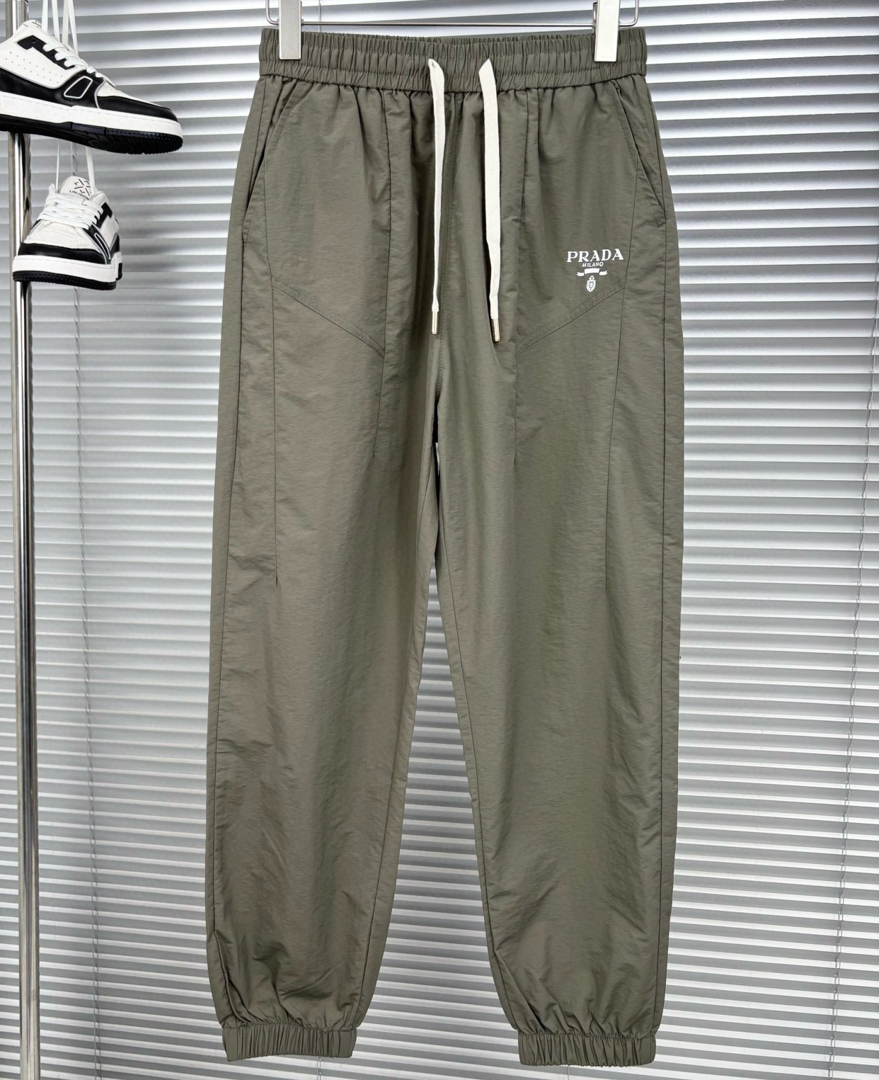 [홍콩명품.PRADA] 프라다 2025 남성용 바지 PD1340 PD 홍콩명품의류,구매대행,온라인명품