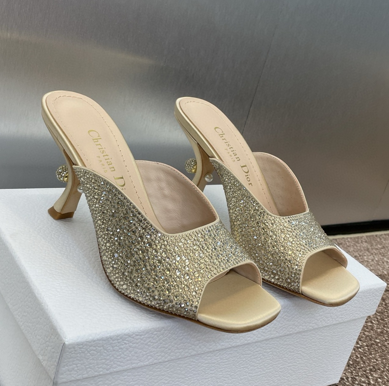 [홍콩명품.Christian Dior ] 크리스챤 디올 2025 여성용 슬리퍼 WA5701 JS-A 홍콩명품의류,구매대행,온라인명품