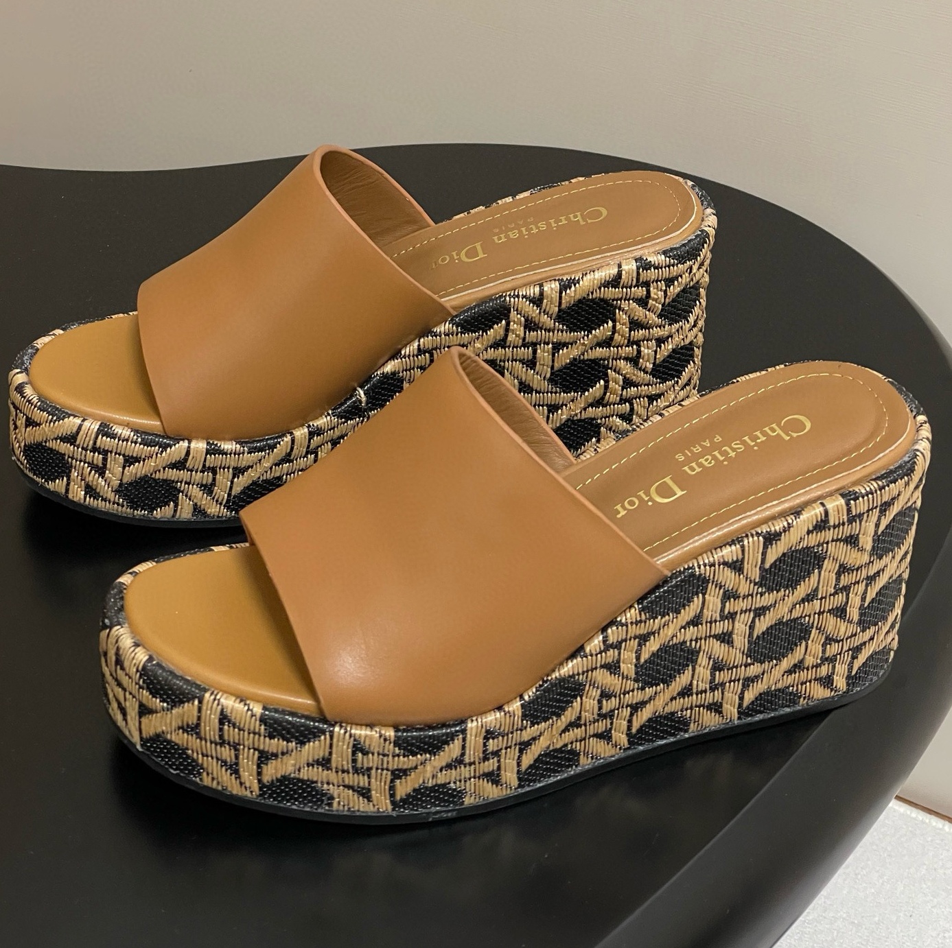 [홍콩명품.Christian Dior ] 크리스챤 디올 2025 여성용 슬리퍼 WA5708 JS-A 홍콩명품의류,구매대행,온라인명품