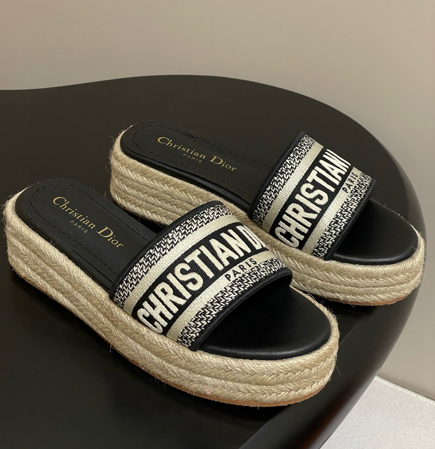 [홍콩명품.Christian Dior ] 크리스챤 디올 2025 여성용 슬리퍼 WA5714 JS-A 홍콩명품의류,구매대행,온라인명품