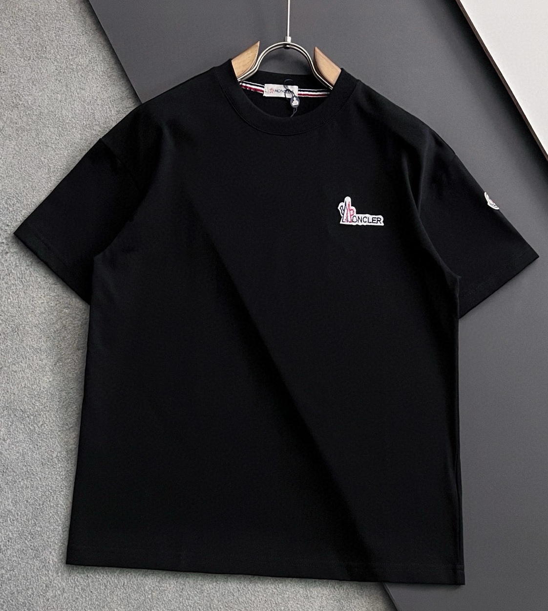 [홍콩명품.MONCLER] 몽클레어 2025 남성용 반팔티 MQ1305 YB 홍콩명품의류,구매대행,온라인명품
