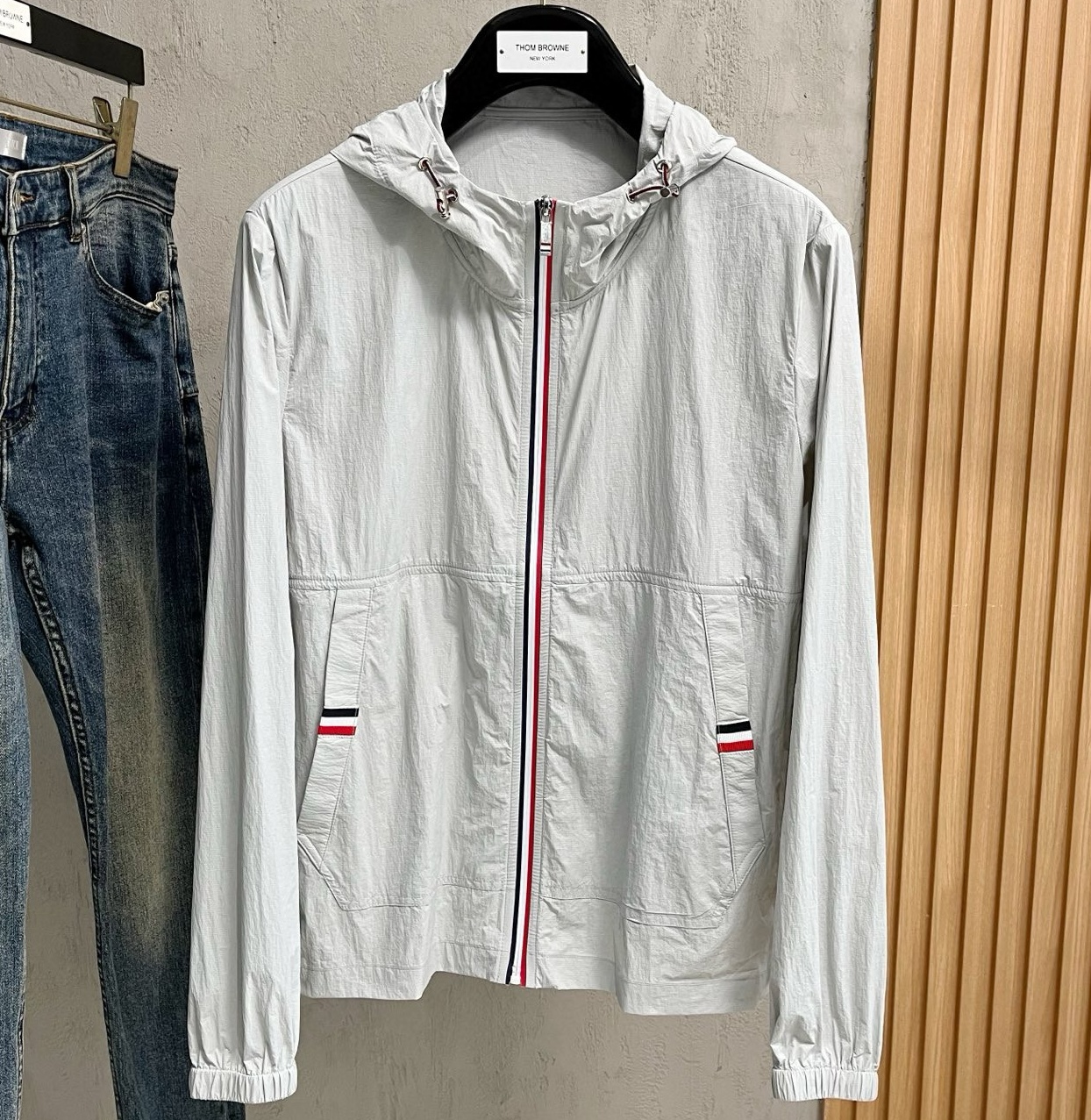 [홍콩명품.THOM BROWNE ] 톰 브라운 2025 남성용 바람막이 자켓 TB1213 PD 홍콩명품의류,구매대행,온라인명품