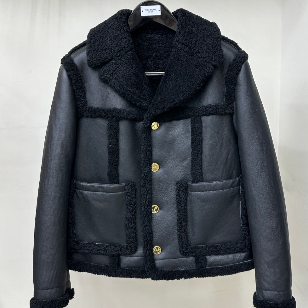 [홍콩명품.THOM BROWNE ] 톰 브라운 2025 남성용 모피일체 양가죽코트 TB1264 HD 홍콩명품의류,구매대행,온라인명품