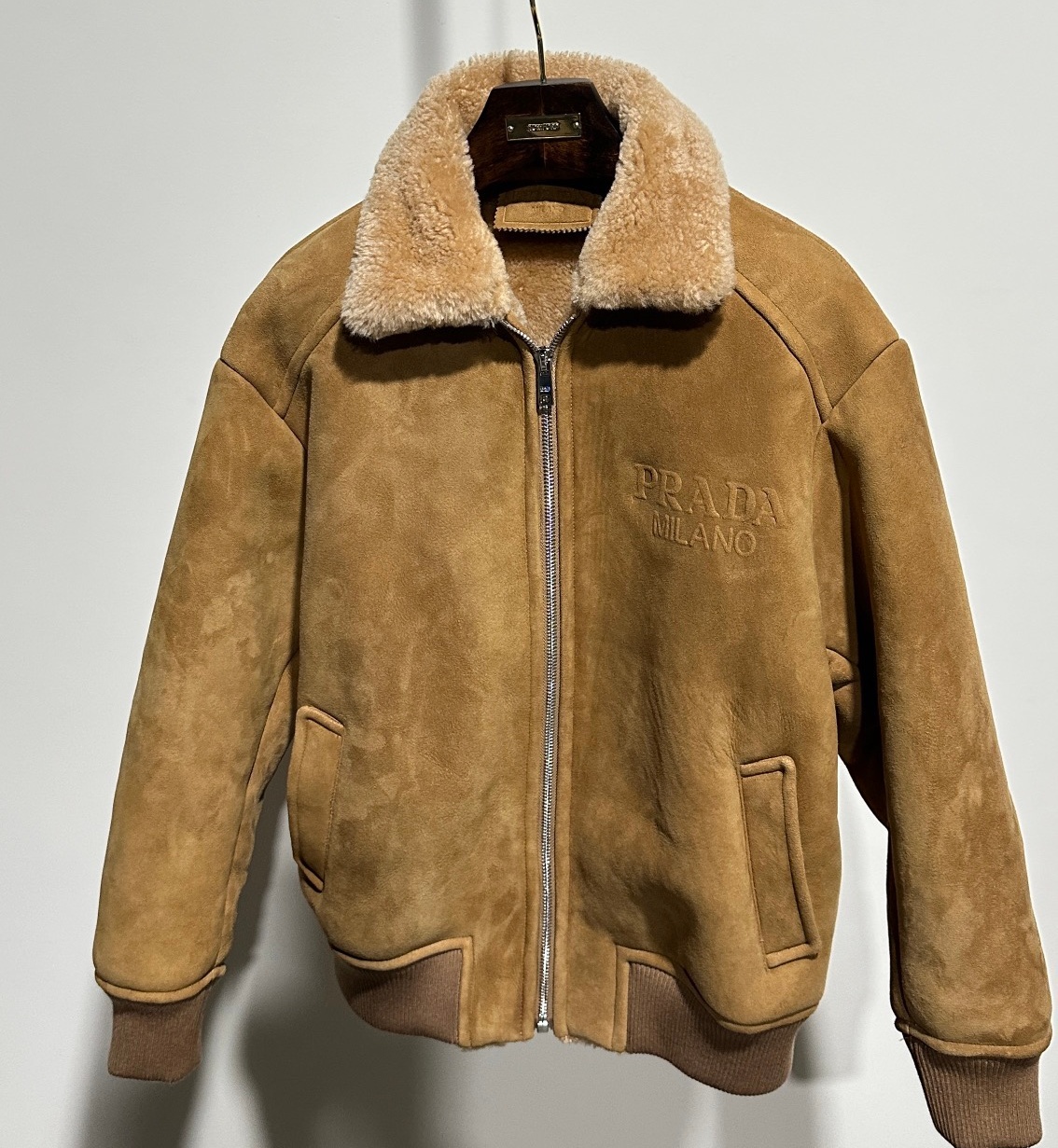 [홍콩명품.PRADA] 프라다 2025 남성용 모피일체 양가죽자켓 PD1451 HD 홍콩명품의류,구매대행,온라인명품
