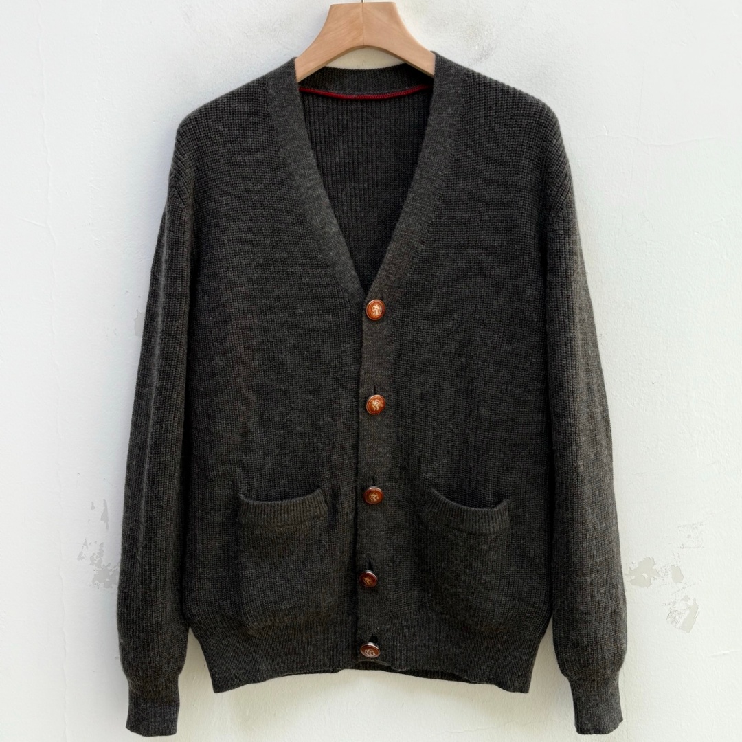 [홍콩명품.BRUNELLO CUCINELLI]브루넬로 쿠치넬리 2025 남성용 울 가디건 BL1282 HD 홍콩명품의류,구매대행,온라인명품