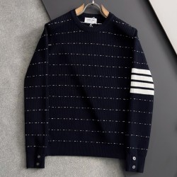 [홍콩명품.THOM BROWNE ] 톰 브라운 2025 남성용 니트 풀오버 TB1324 PD 홍콩명품의류,구매대행,온라인명품