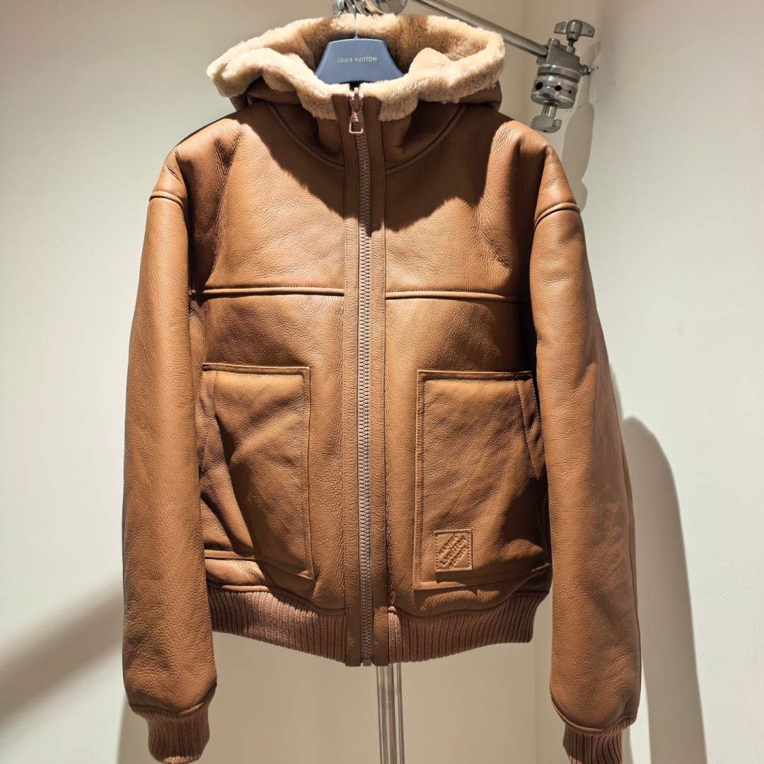 [홍콩명품.LOUIS VUITTON] 루이비통 2025 남성용 모피일체 양가죽코트 LV2166 HD 홍콩명품의류,구매대행,온라인명품