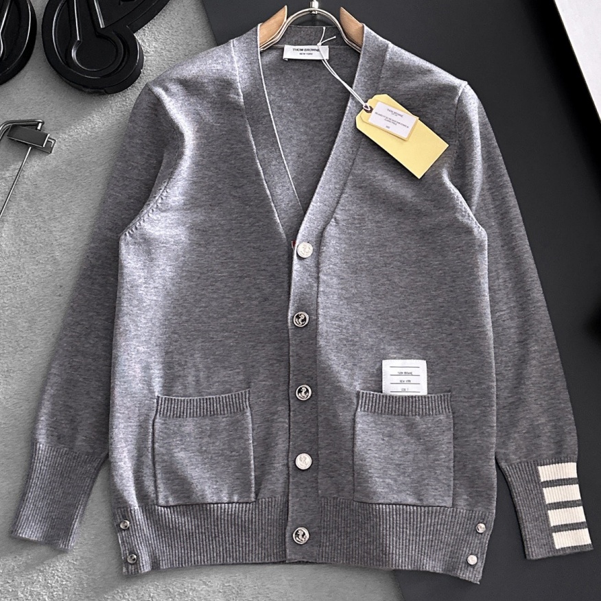 [홍콩명품.THOM BROWNE ] 톰 브라운 2026 남성용 울가디건 TB1383 PD 홍콩명품의류,구매대행,온라인명품