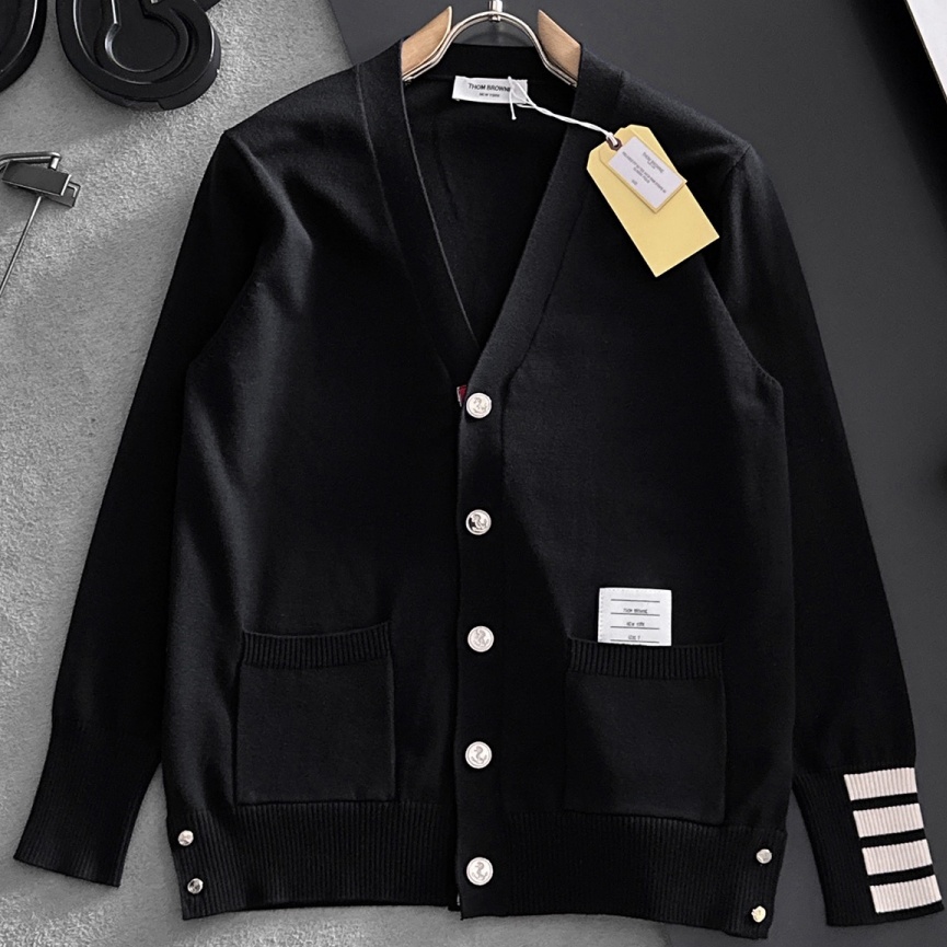 [홍콩명품.THOM BROWNE ] 톰 브라운 2026 남성용 울가디건 TB1385 PD 홍콩명품의류,구매대행,온라인명품