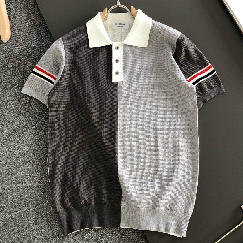 [홍콩명품.THOM BROWNE ] 톰 브라운 2026 남성용 니트반팔 TB1445 PD 홍콩명품의류,구매대행,온라인명품