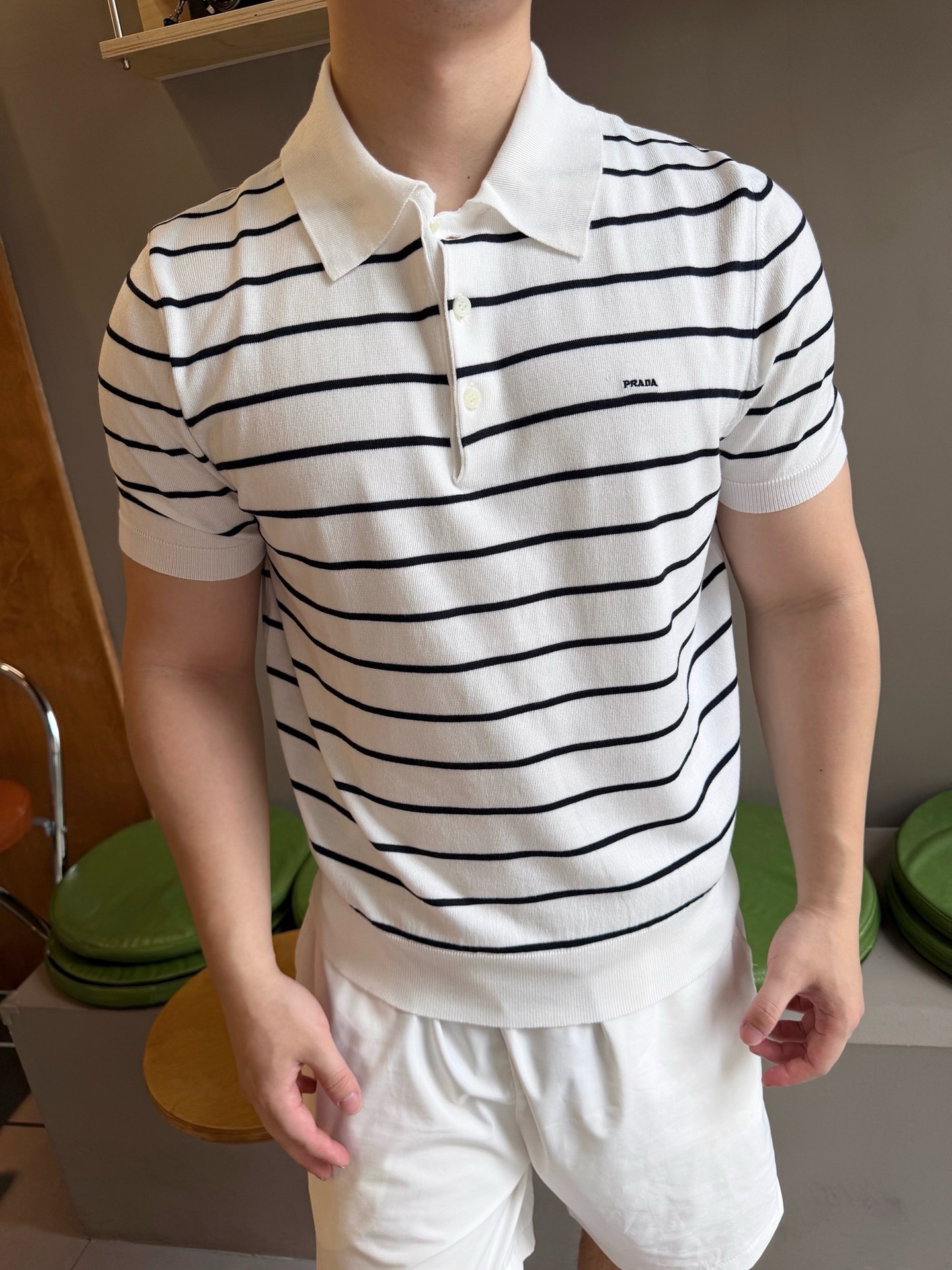 [홍콩명품.PRADA] 프라다 2026 남성용 니트반팔 PD2061 PD 홍콩명품의류,구매대행,온라인명품