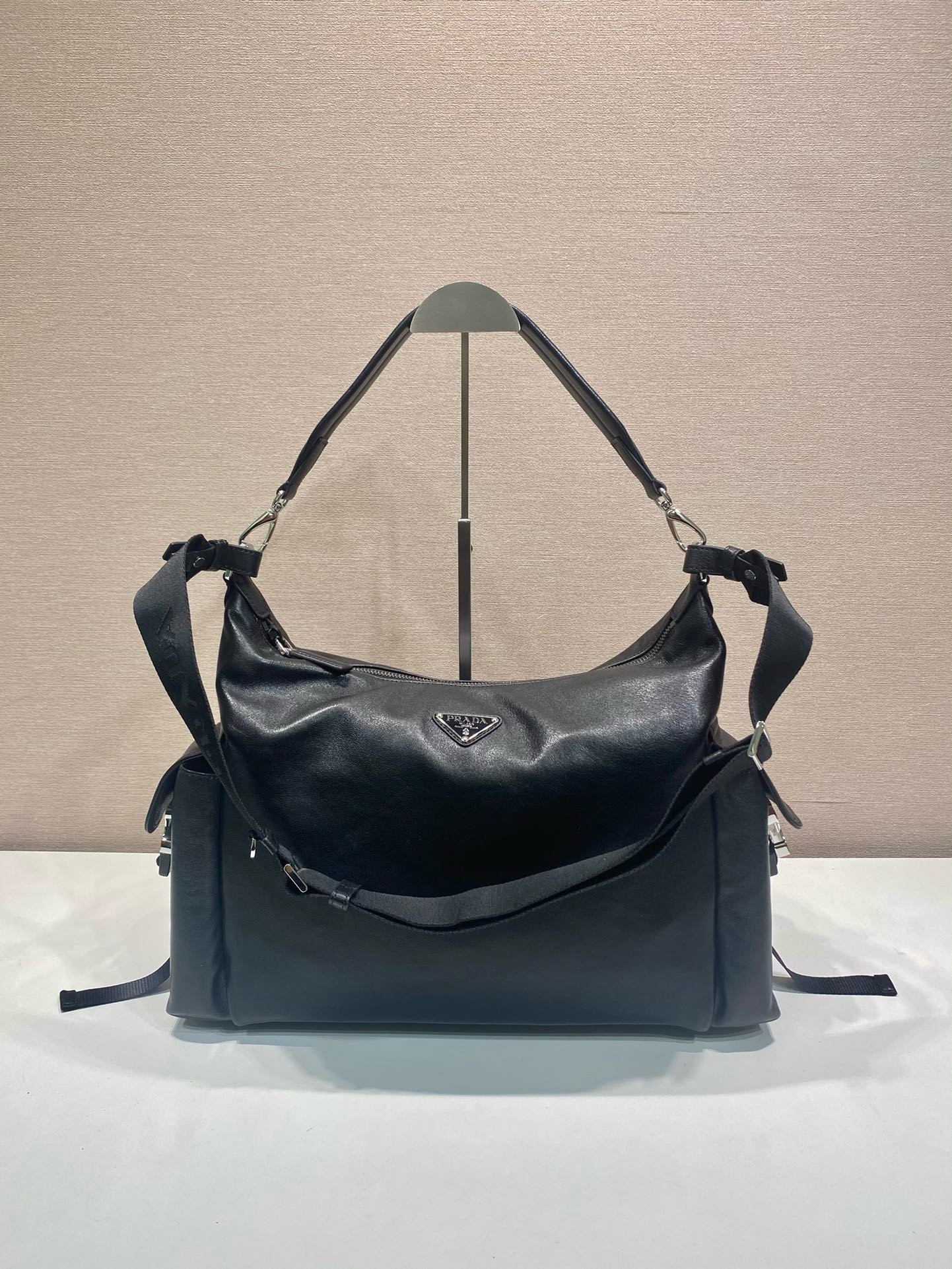 프라다 26FW 익스플로어 가죽 백 블랙 2VH204