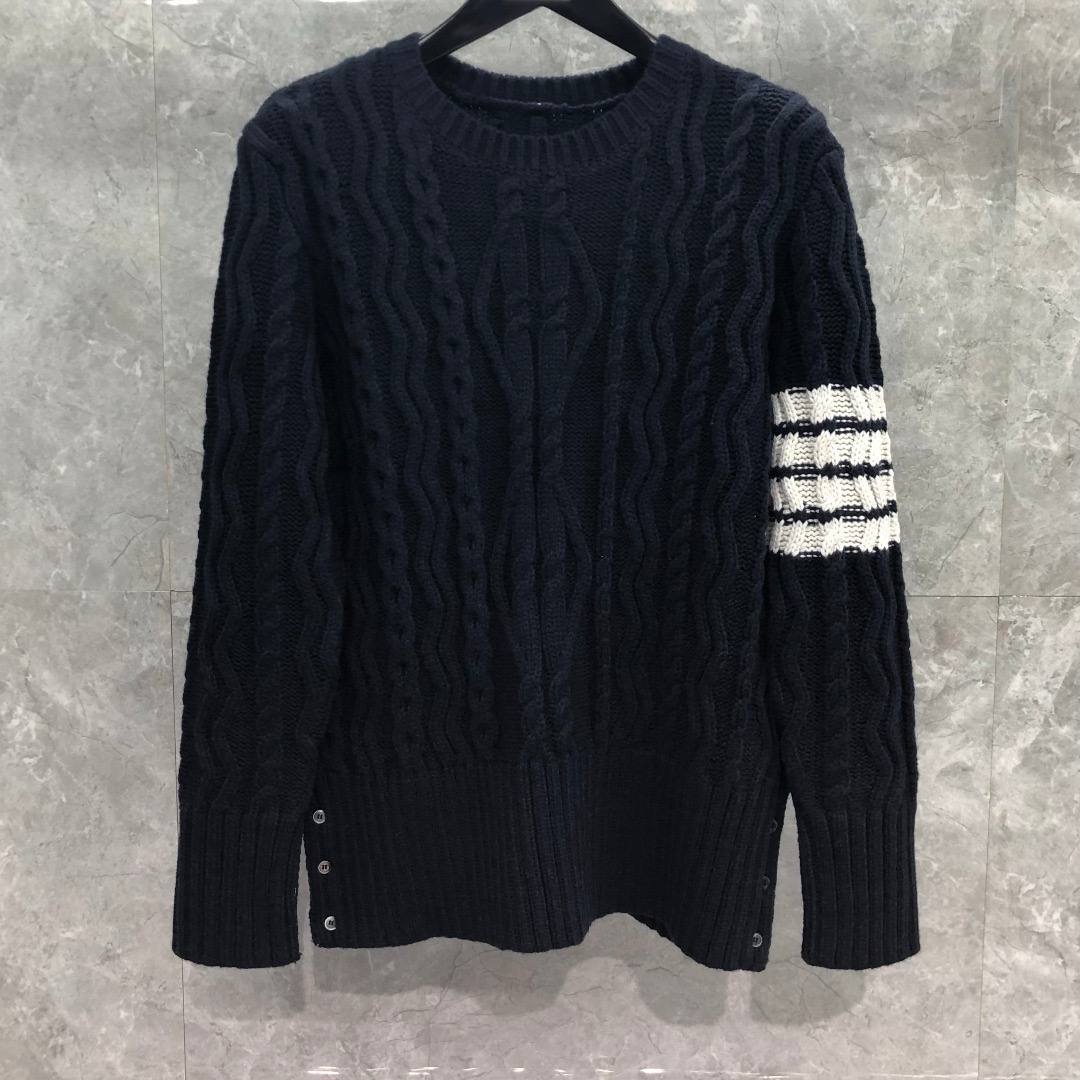 [홍콩명품.THOM BROWNE ] 톰 브라운 2026 남성용 니트풀오버 TB1528 PD 홍콩명품의류,구매대행,온라인명품